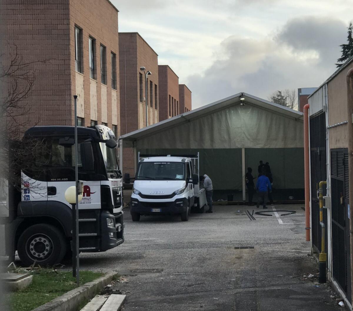 Aprilia, attivata la tensostruttura esterna al Poliambulatorio per il vaccino agli over 80. - 