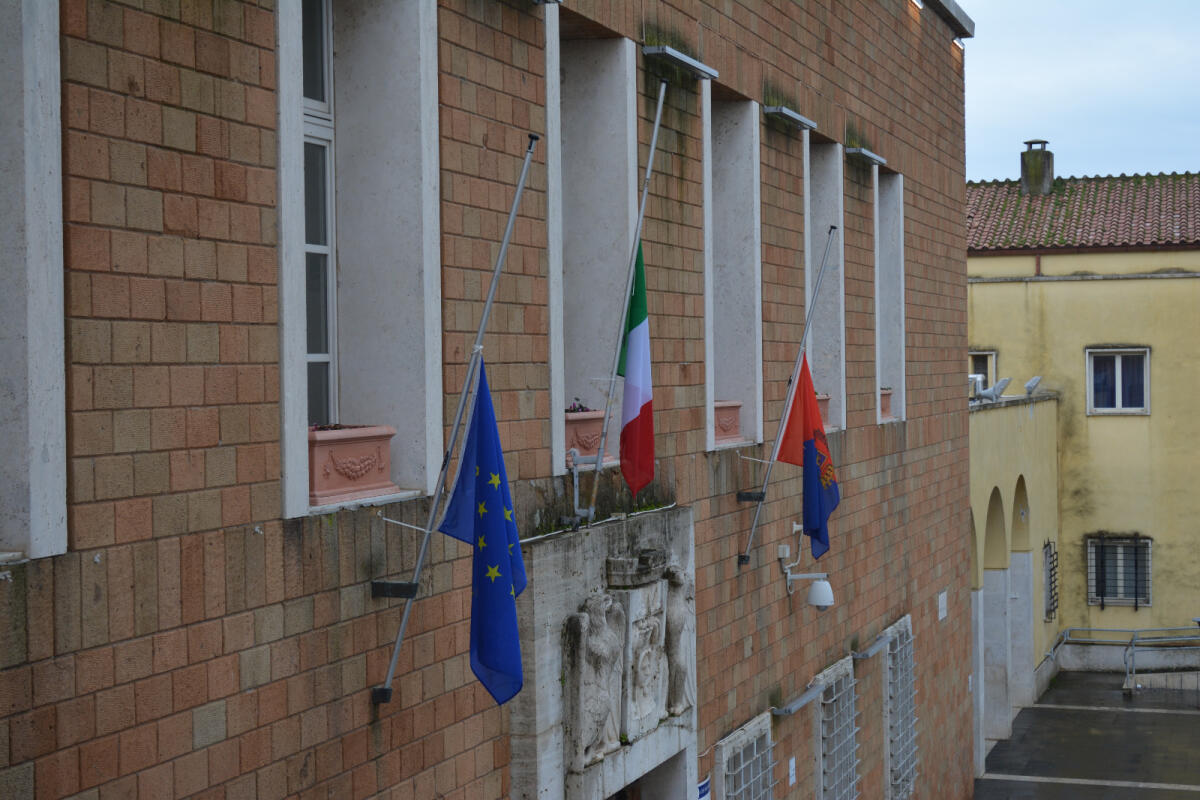 Anche il Comune di Pomezia celebra il Giorno del Ricordo esponendo le bandiere a mezz'asta. - 