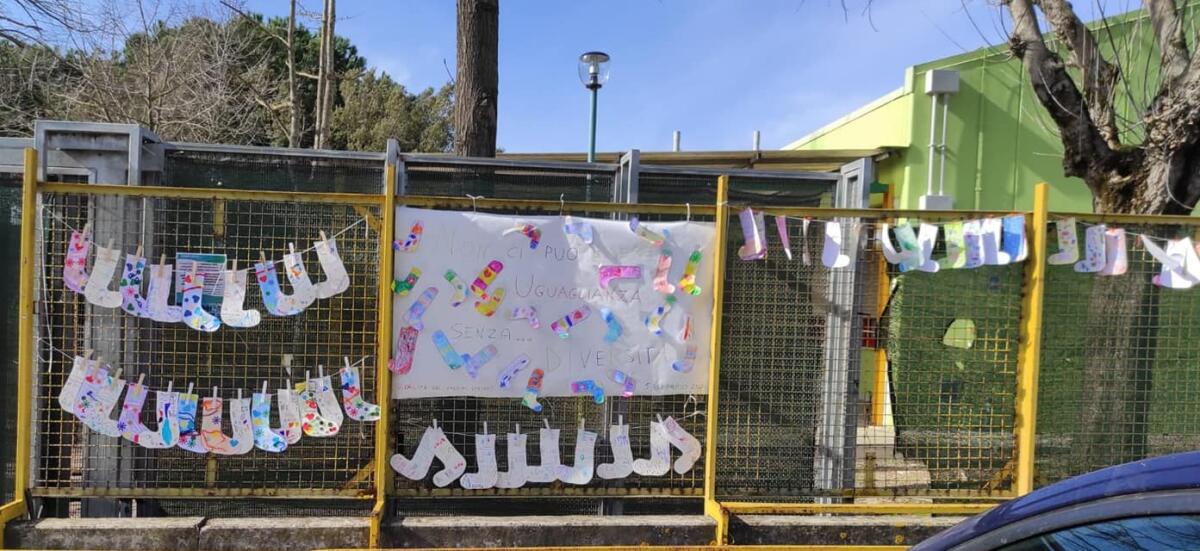Aprilia, la scuola di Campo di Carne celebra la Giornata dei calzini spaiati - 