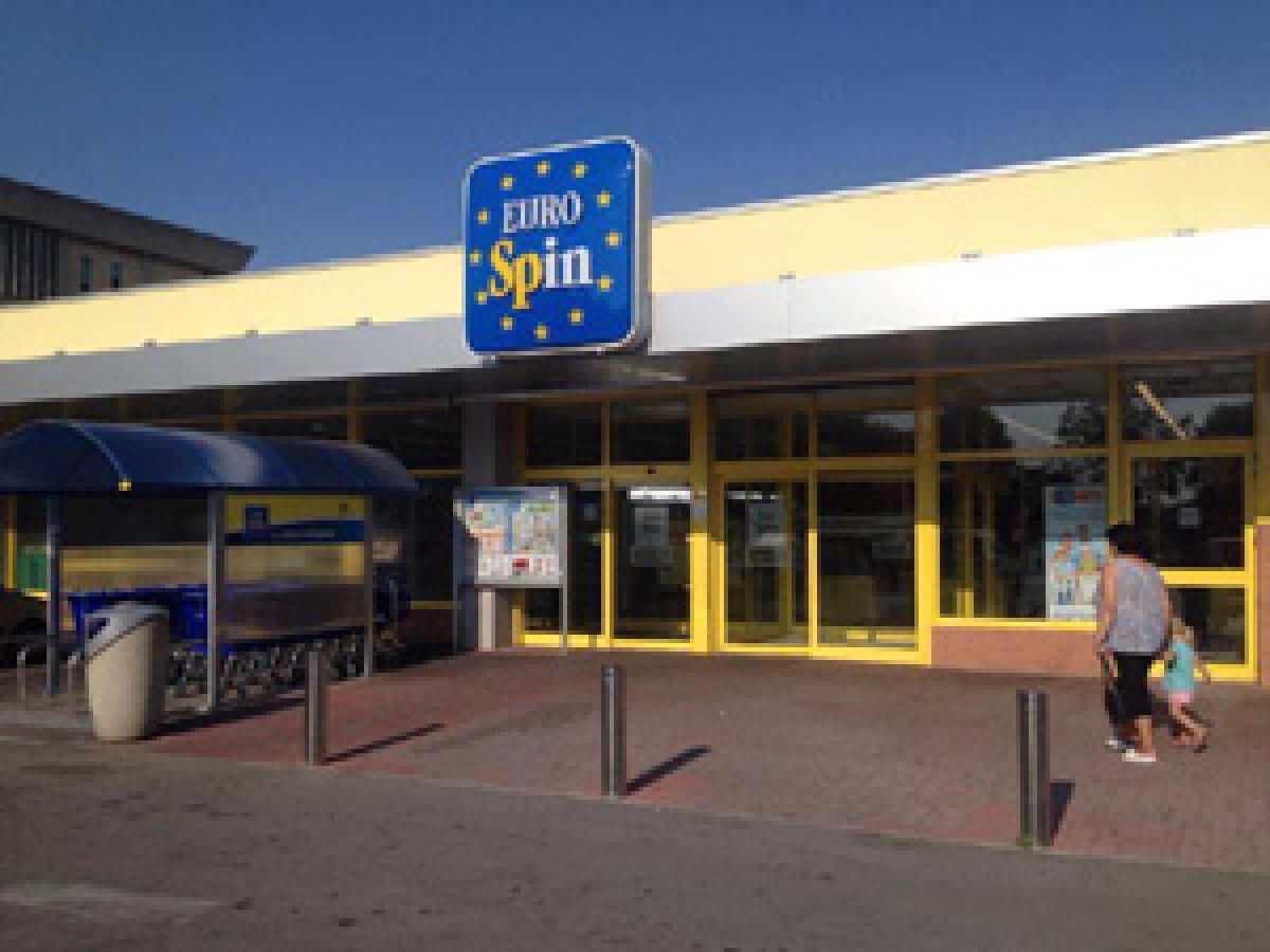 I ladri assaltano la cassaforte del supermercato Eurospin sulla Pontina, a Terracina. - 