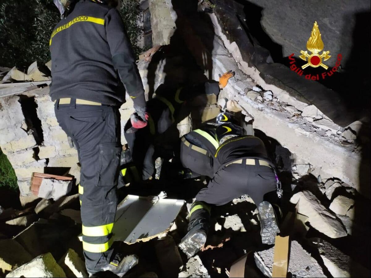 Esplosione in piena notte in un fabbricato abbandonato di via Manzoni, a San Felice Circeo. Una persona salvata dalle macerie. - 