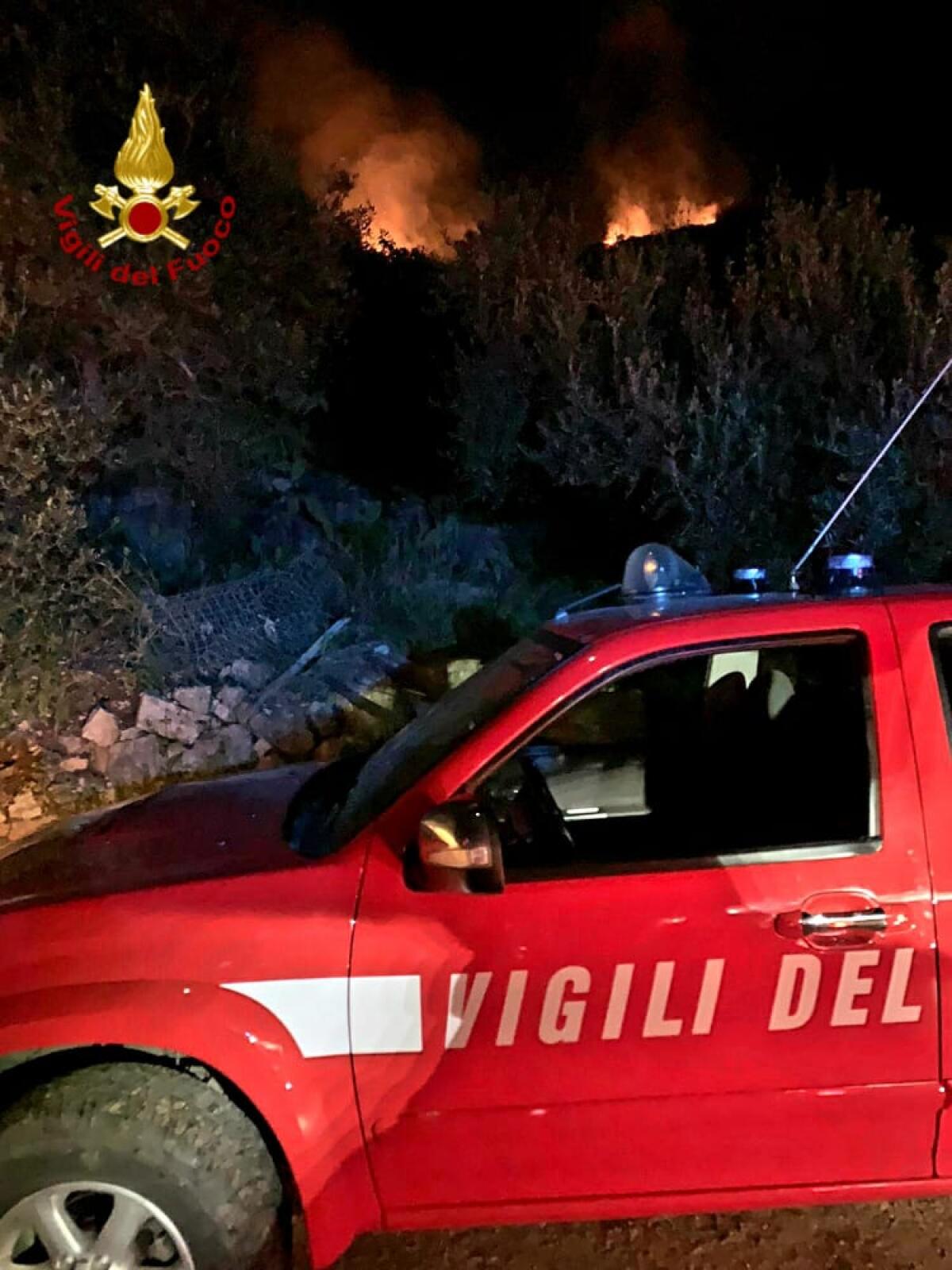Collina in fiamme a Sperlonga: vigili del fuoco al lavoro sino a tarda notte. - 