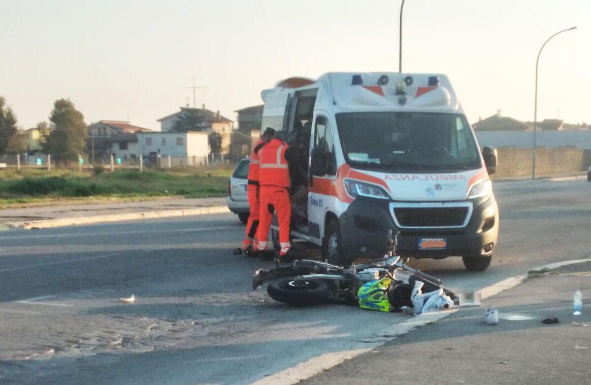 Incidente tra motociclo e auto ad Aprilia, feriti due giovani. Traffico in via La Malfa FOTO - 