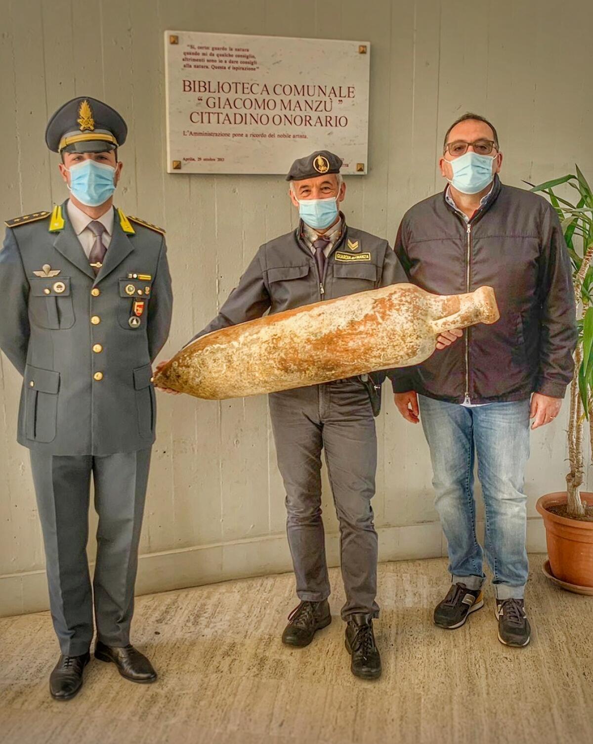 La Guardia di Finanza affida al Comune di Aprilia una collezione di 137 reperti archeologici, restituendoli  alla collettività. FOTO - 