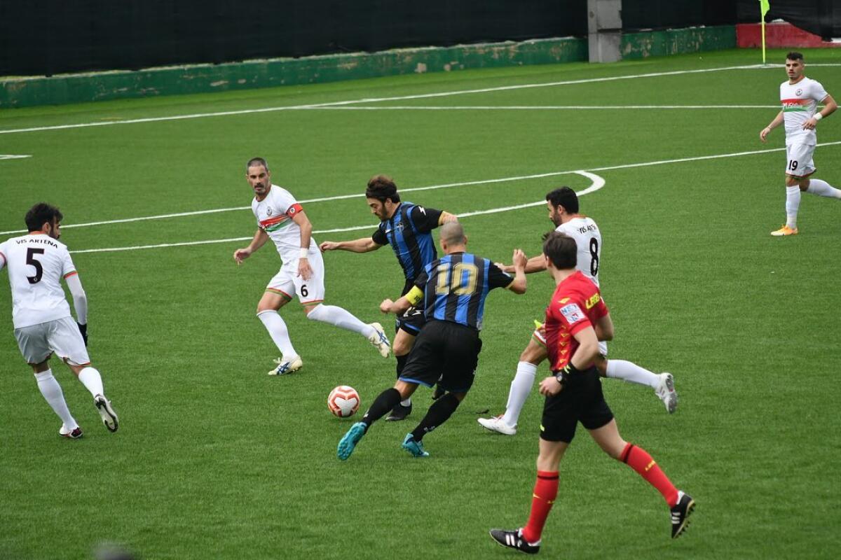 Tenta di aggredire i dirigenti della Nocerina e poi sferra un calcio contro una Volante della polizia, Daspo per un tifoso del Latina - 