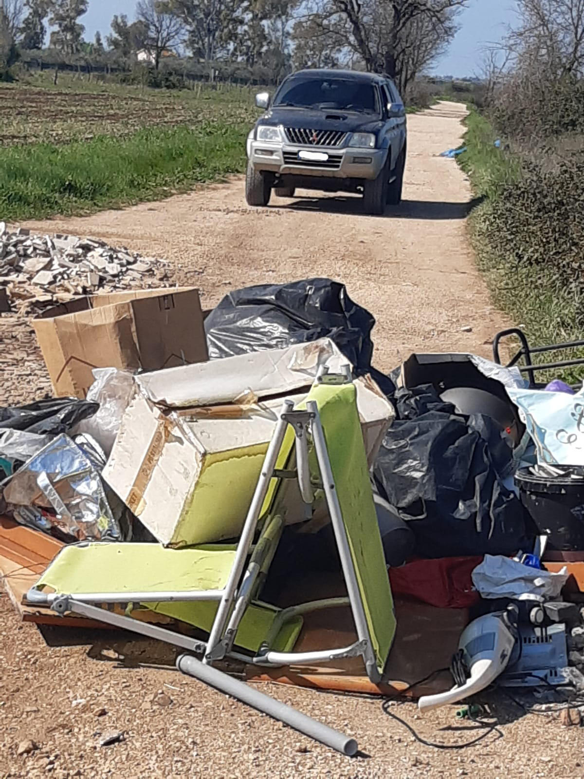 APRILIA - DISCARICA A CIELO APERTO IN VIA CIMITERO DI CARANO, LE AUTO NON RIESCONO A PASSARE - FOTO - 