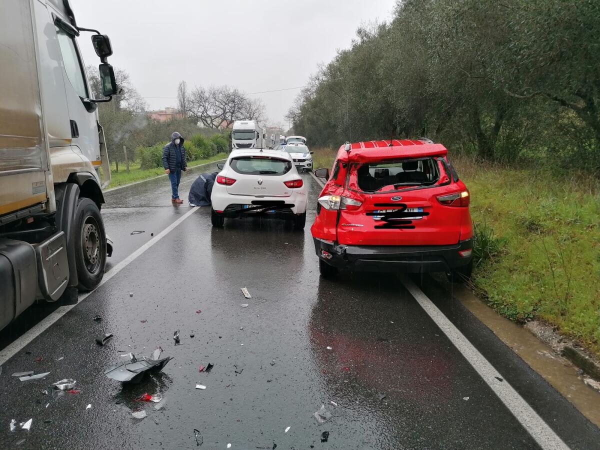 Tamponamento sulla Nettunense a Lanuvio, ferita una donna - 