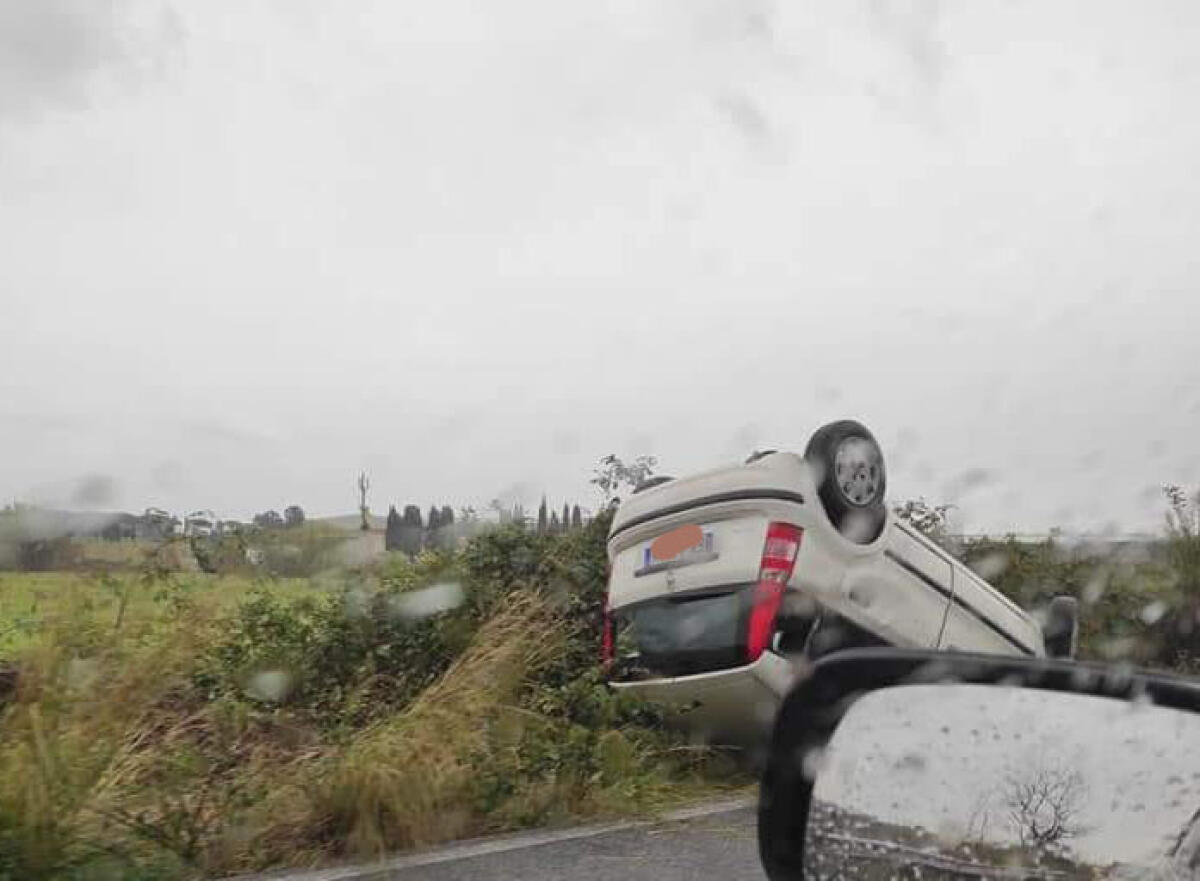 Incidente in via Pratica di Mare, auto si ribalta FOTO - 