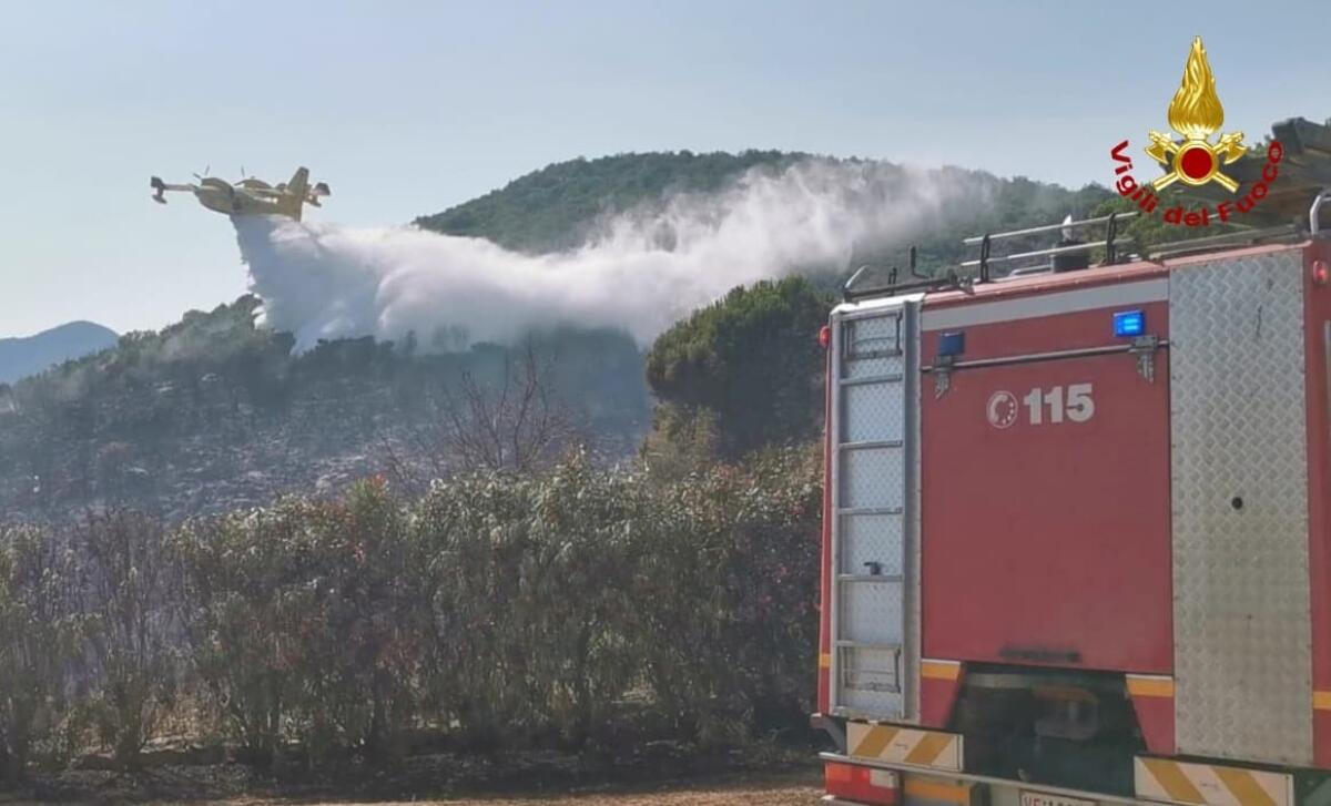 Incendio sulle montagne tra Cori e Norma, vigili del fuoco al lavoro - 