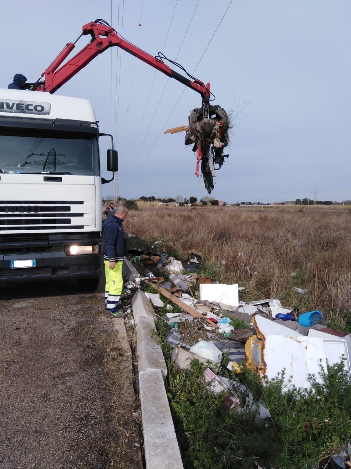 Rifiuti abbandonati in strada, ad Anzio: in corso la bonifica nei quartieri Padiglione e Lavinio Stazione. Il Sindaco: “Tolleranza zero”. - 