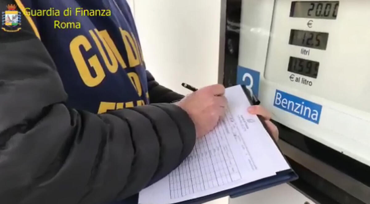 Carburante di contrabbando, la base era ad Albano: 21 denunce. Evase tasse per 4 milioni di euro - 