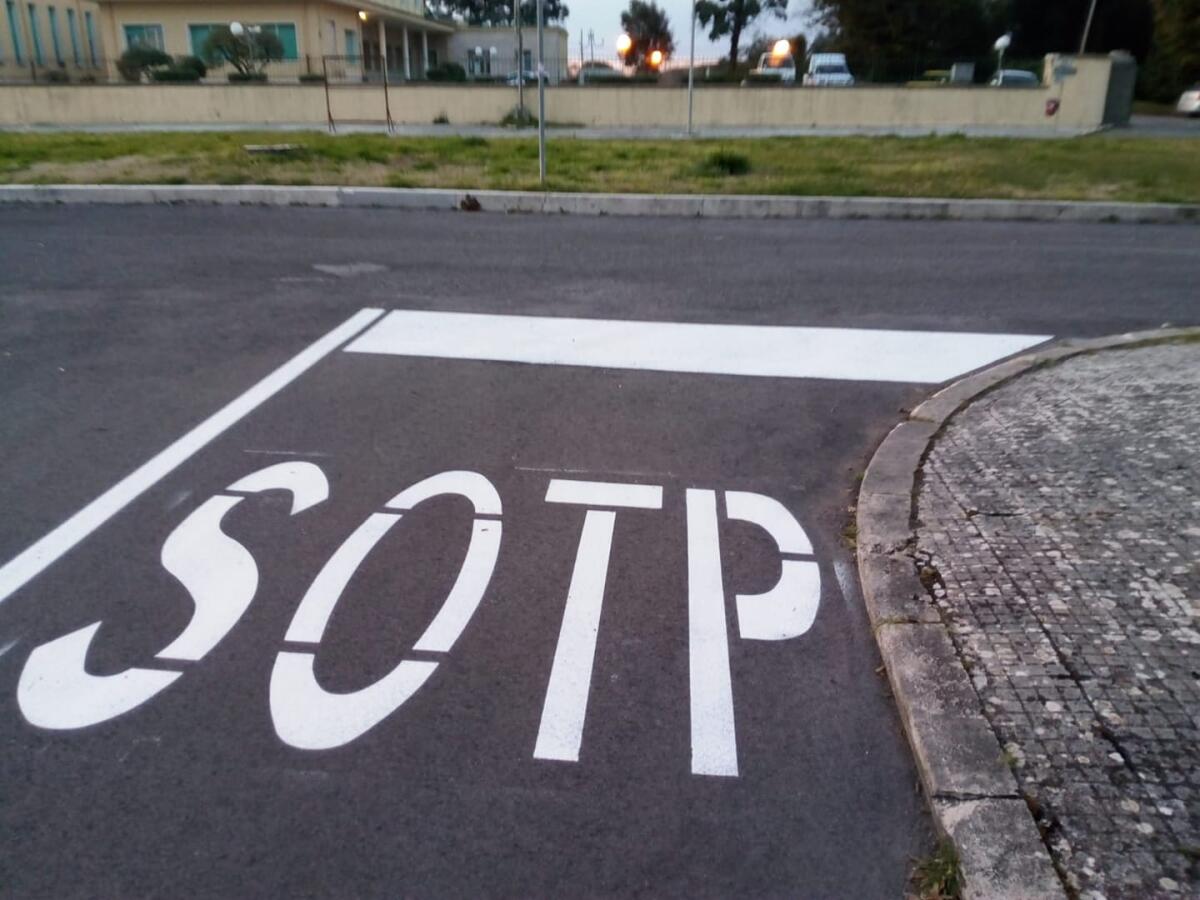 Errore nella segnaletica: a Sabaudia compare la scritta “Sotp” allo Stop. Il post ironico della Sindaca Gervasi. - 