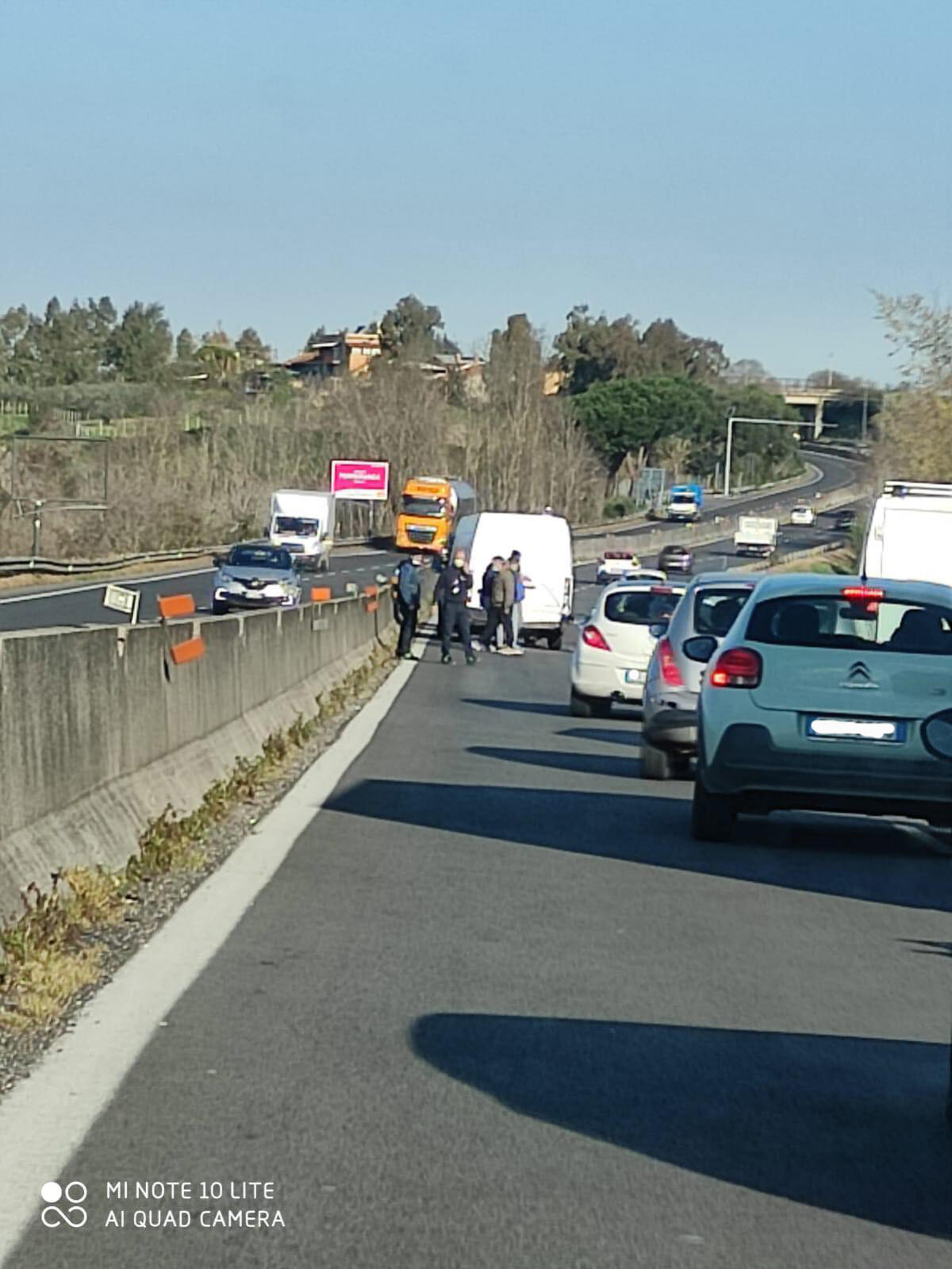 Mattinata difficile sulla Pontina, due incidenti verso Roma - 