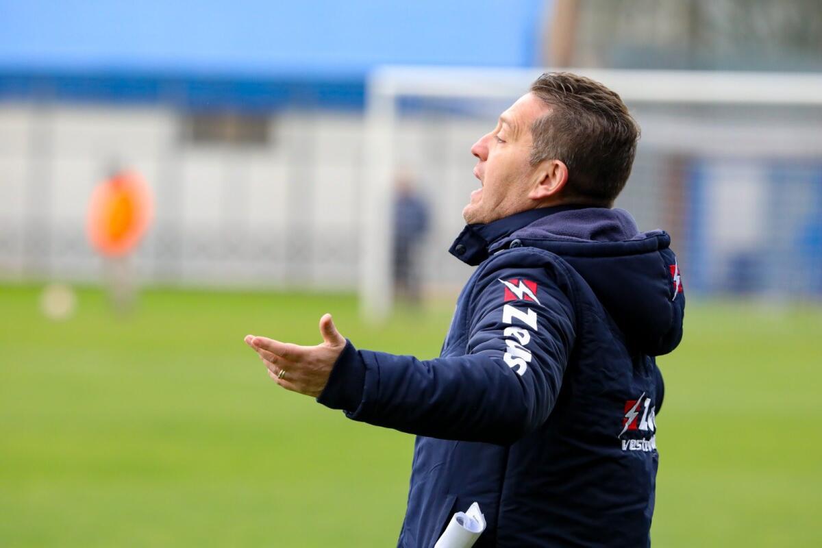 Calcio di serie D: il Latina, nonostante le buone prestazioni, esonera a sorpresa mister Raffaele Scudieri. - 