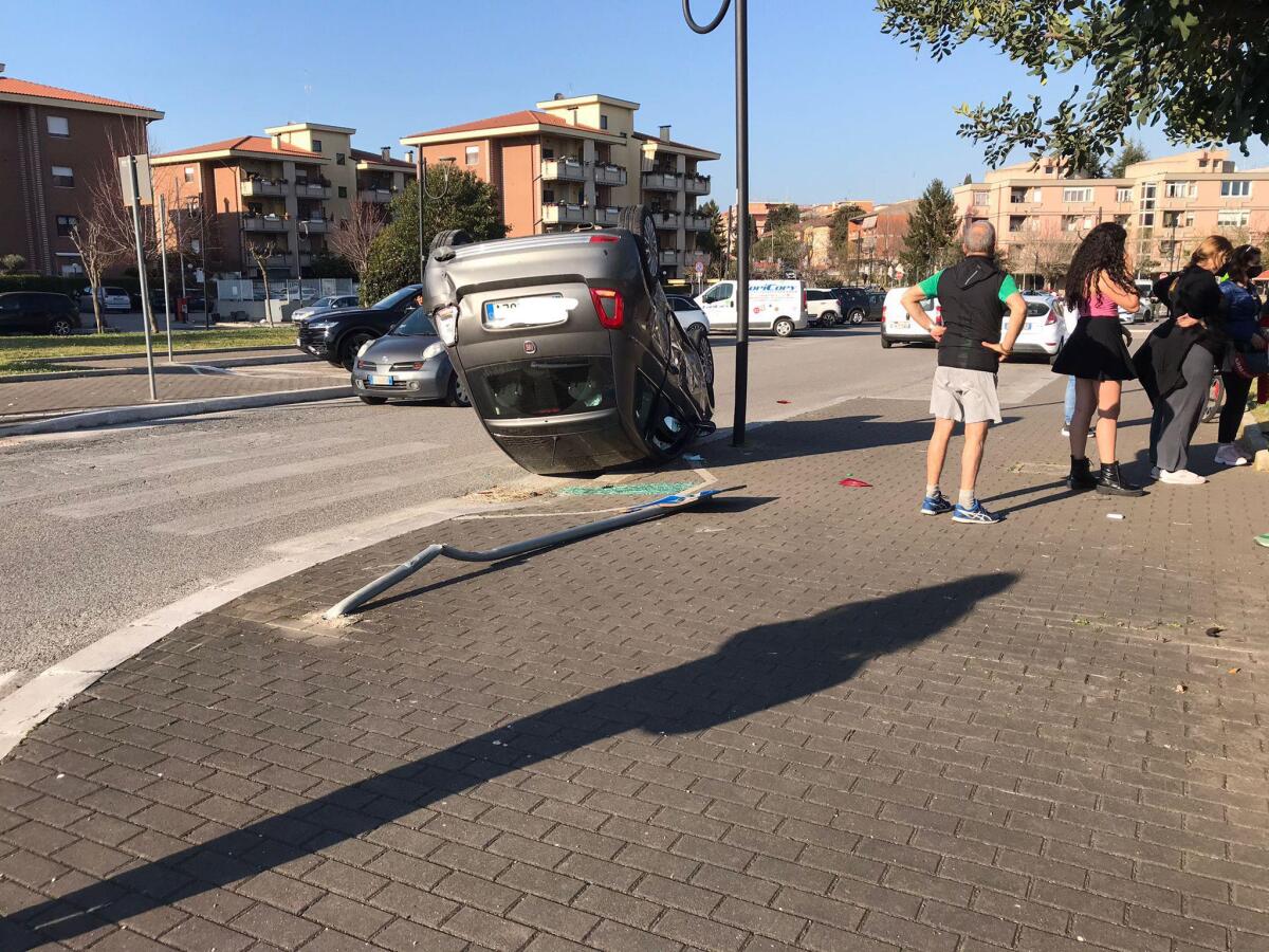 Scontro tra due auto in via Nerone ad Aprilia, Fiat 500 si ribalta FOTO - 