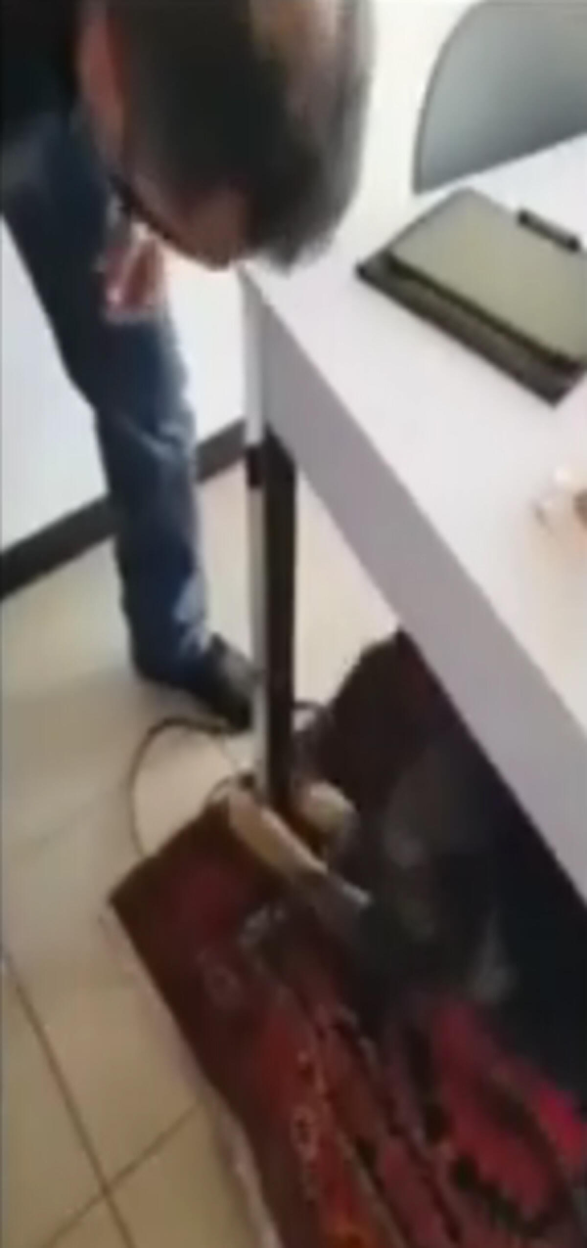 Cocaina nascosta nelle gambe del tavolo in soggiorno, la trova il cane Isco: 32enne in arresto a Latina VIDEO - 