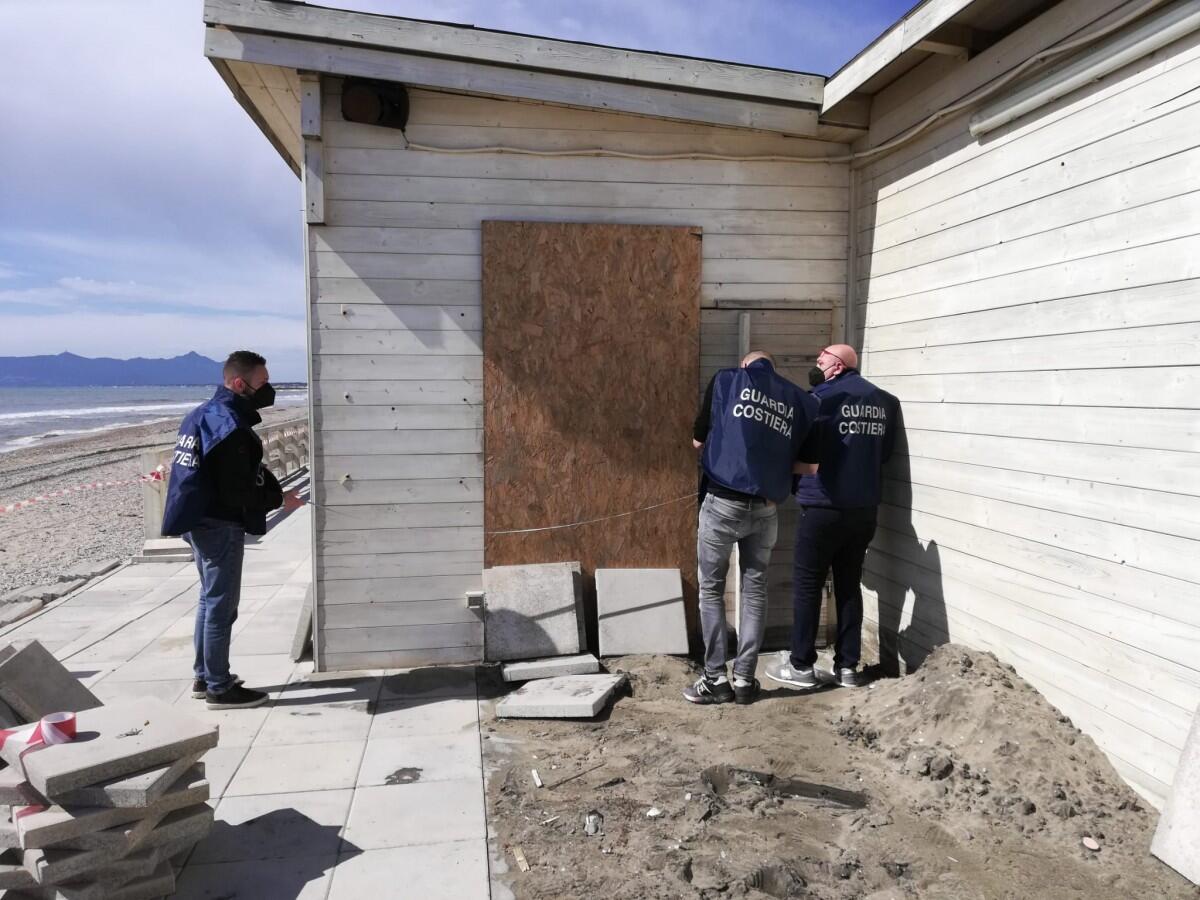 Sigilli ad uno stabilimento balneare di Terracina: operazione della Guardia Costiera. - 
