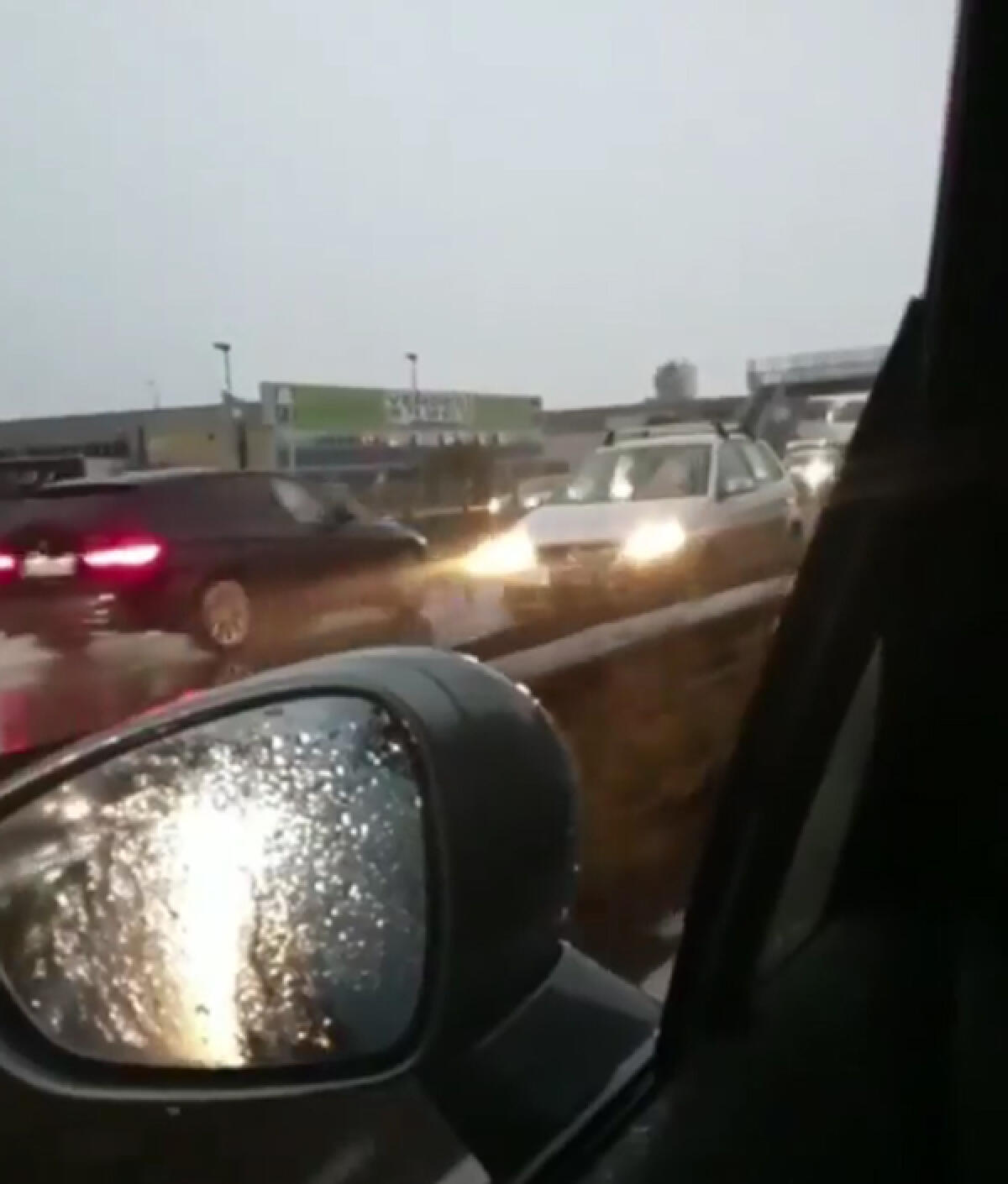 Imbocca contromano la Pontina, ad Aprilia, e procede in retromarcia: il video diventa virale sui social. - 