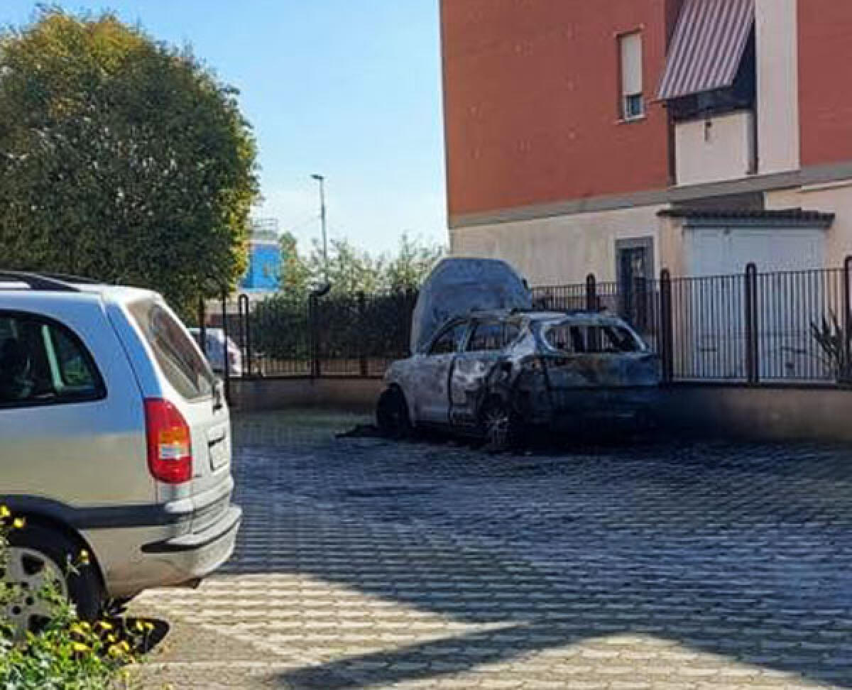 Auto in fiamme ad Aprilia in via Capuana - 