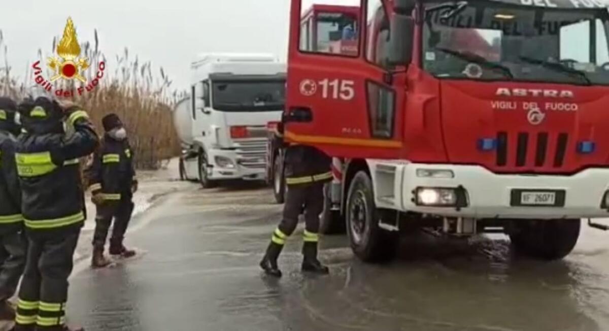 Circa 100 richieste di soccorso ieri, per il maltempo, ai Vigili del Fuoco del Comando di Latina. FOTO e VIDEO - 