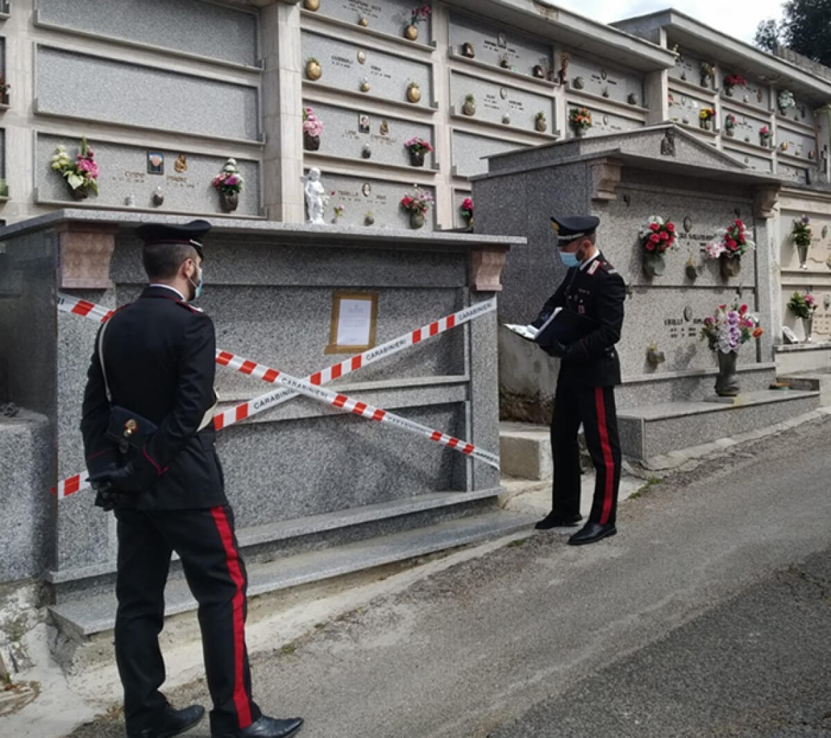 Sviluppi sull’operazione “Omnia 2019”: i Carabinieri sequestrano 12 loculi e 2 cappelle al cimitero di Sezze. - 