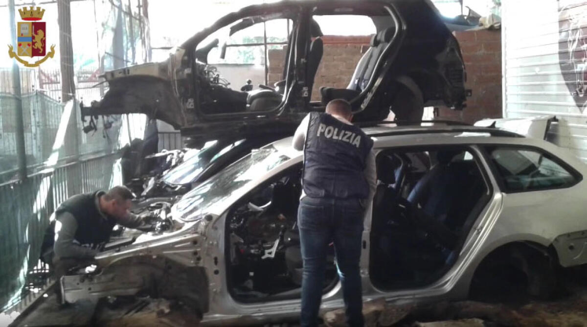 Smontavano auto rubate e confezionavano ricambi per il mercato nero: 5 arresti - 