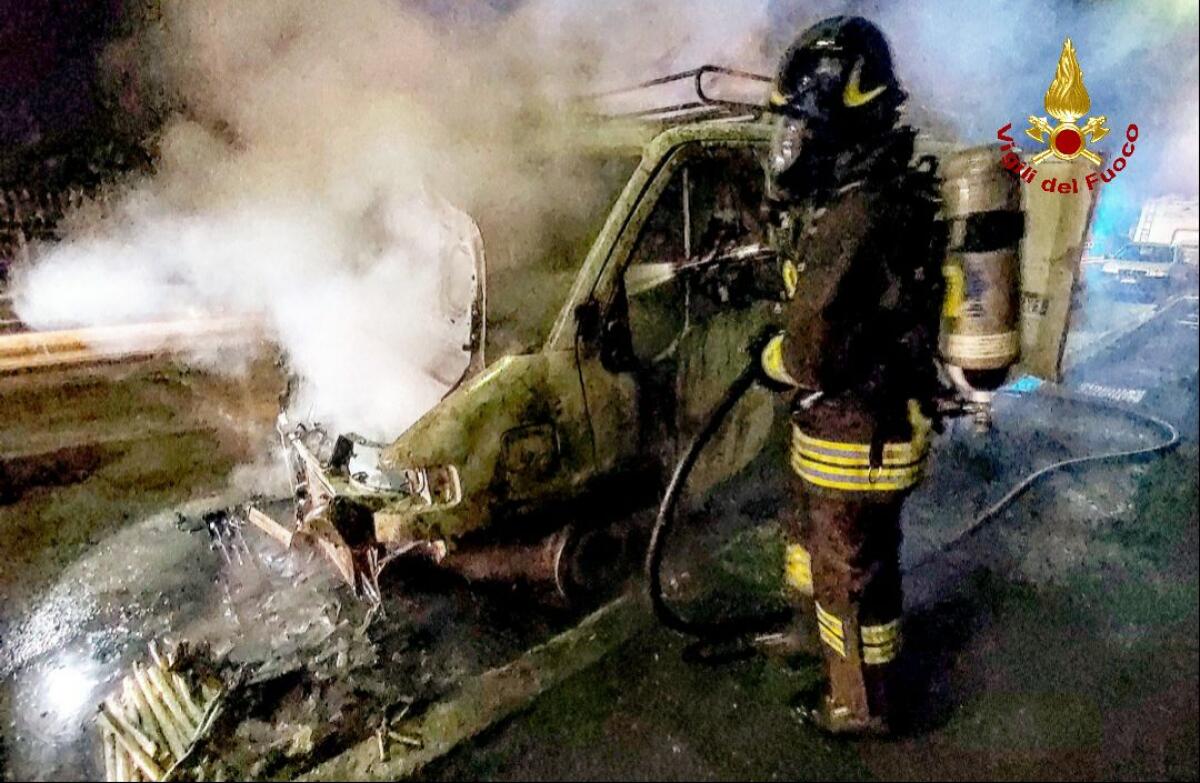 Furgone in fiamme a Cisterna, intervengono i vigili del fuoco di Aprilia FOTO - 