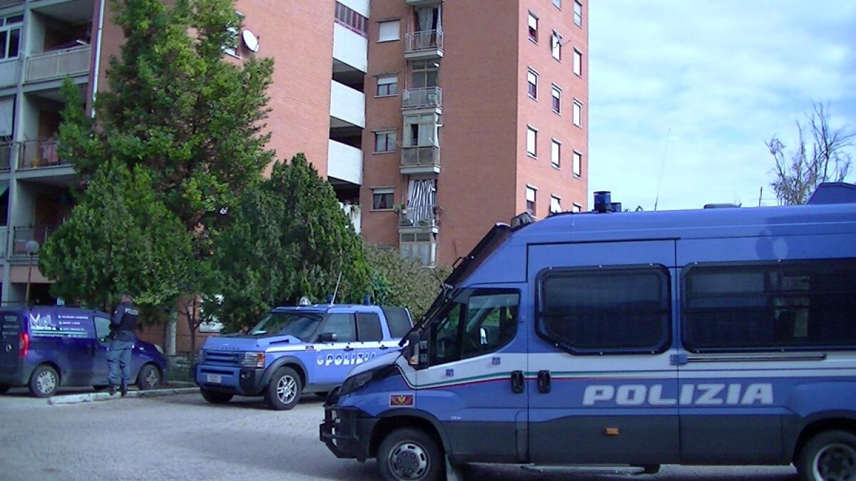 Aprilia - Controlli della polizia nel quartiere Toscanini - 