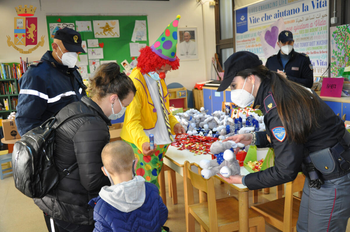 Solidarietà per le festività pasquali: la Polizia di Stato e la Nestlè dona dolcetti e peluche ai bambini ricoverati negli ospedali. - 