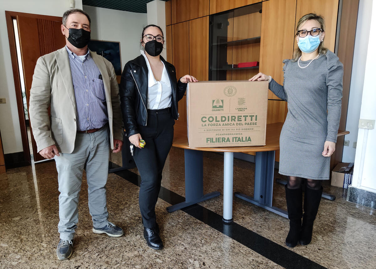 Pasqua solidale a Cisterna con la Coldiretti: consegnati 250 chili di prodotti alimentari alle famiglie più bisognose. - 