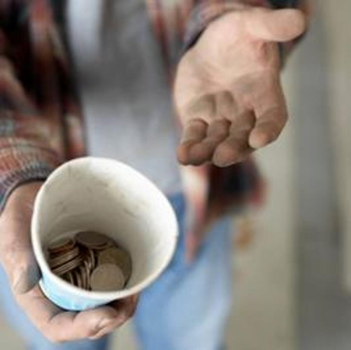 APRILIA - Davanti ad un supermercato a chiedere l’elemosina, abbandonano due bimbi in strada alla vista della Polizia Locale: due arresti. - 