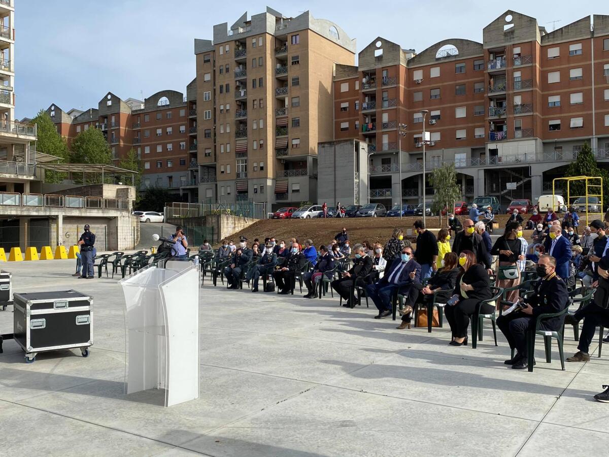 Aprilia, taglio del nastro per Piazza della Comunità Europea. Il sindaco: "Sarà bene di tutti, insieme lo custodiremo" - 