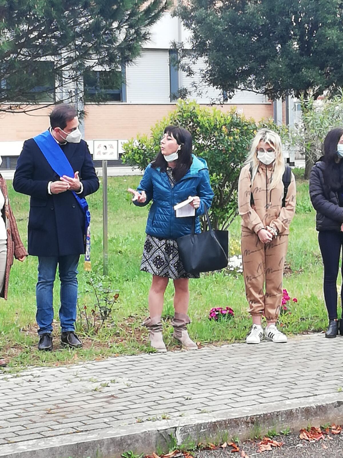 Al Liceo Meucci di Aprilia inaugurati il Giardino culturale delle Donne e la Galleria della Memoria. Il FOTO-racconto della cerimonia - 