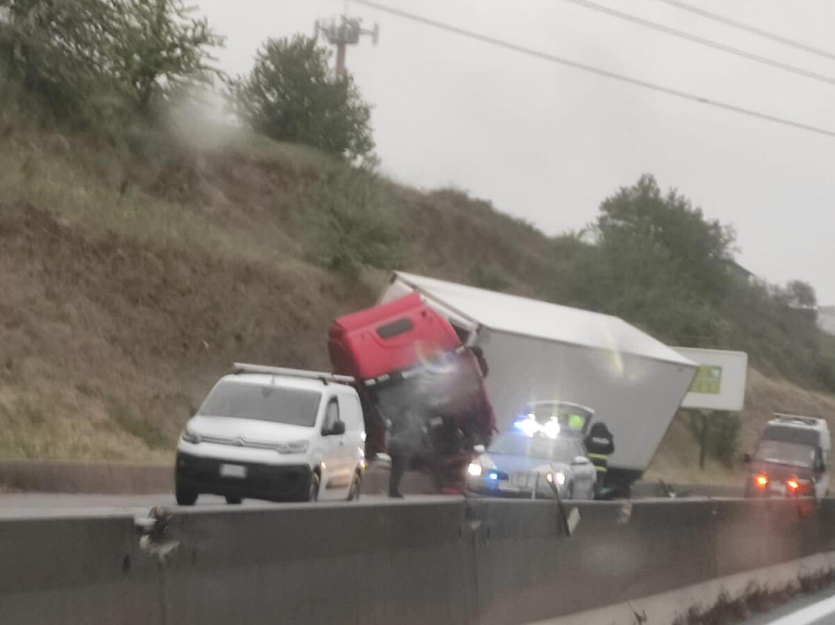Pontina, due incidenti tra Aprilia ed Ardea: prima un camion si schianta, poi delle auto si tamponano FOTO - 