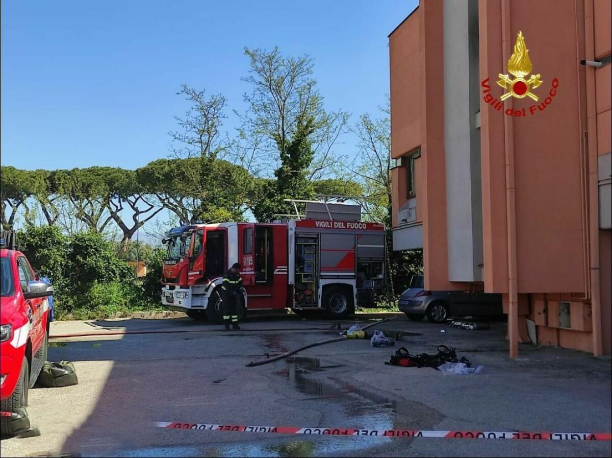 Drammatico incendio a Borgo Grappa: una donna di 62 anni, non autosufficiente, muore tra le fiamme; un vicino resta intossicato. - 