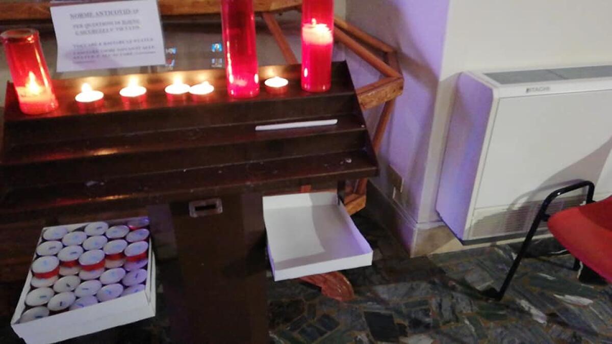 I ladri portano via le colonnine con le offerte dalla chiesa di San Giuseppe, a Latina Scalo. - 