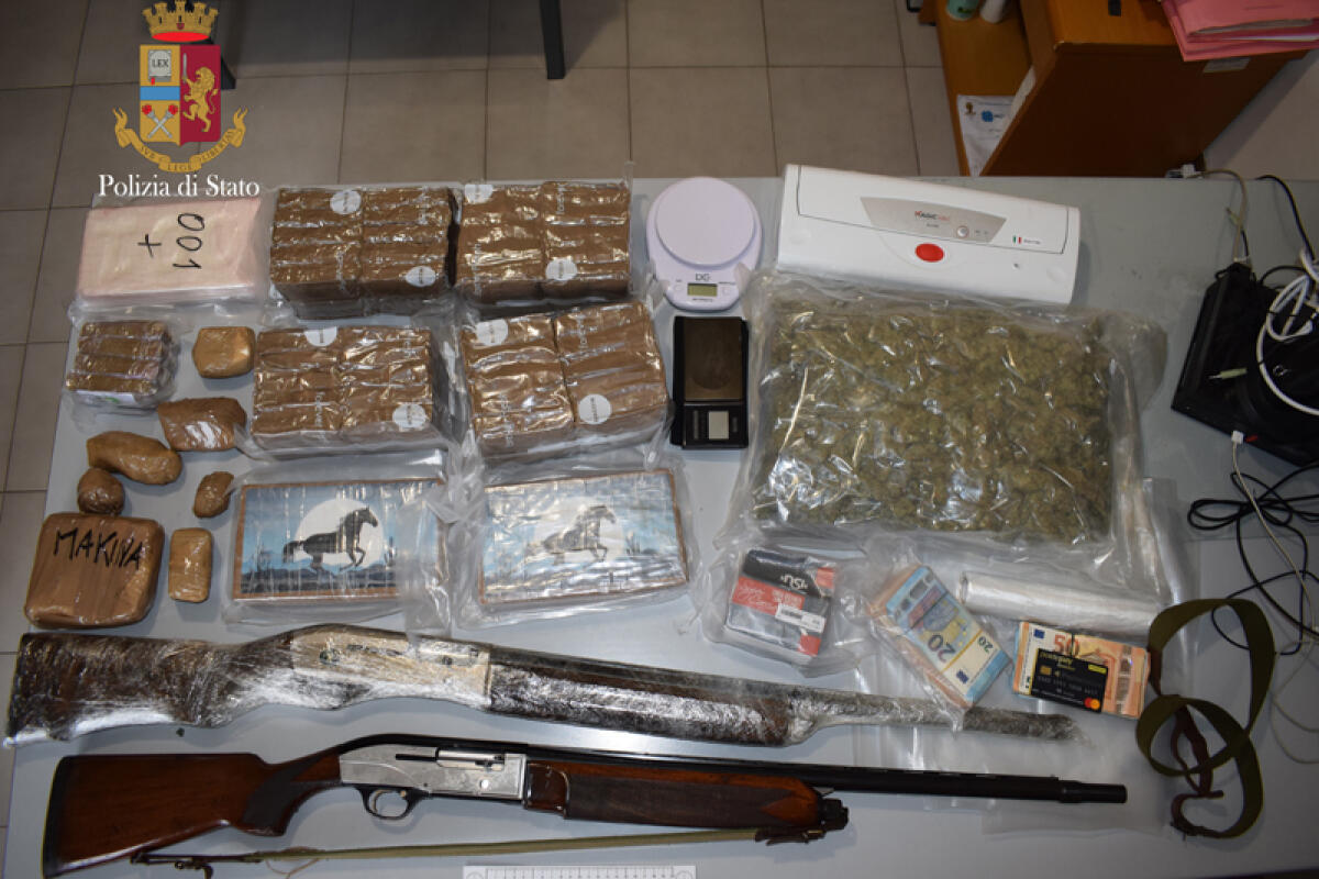 Armi clandestine e 15 chili di droga nascosti in casa: la Polizia arresta un 46enne di Fondi. - 