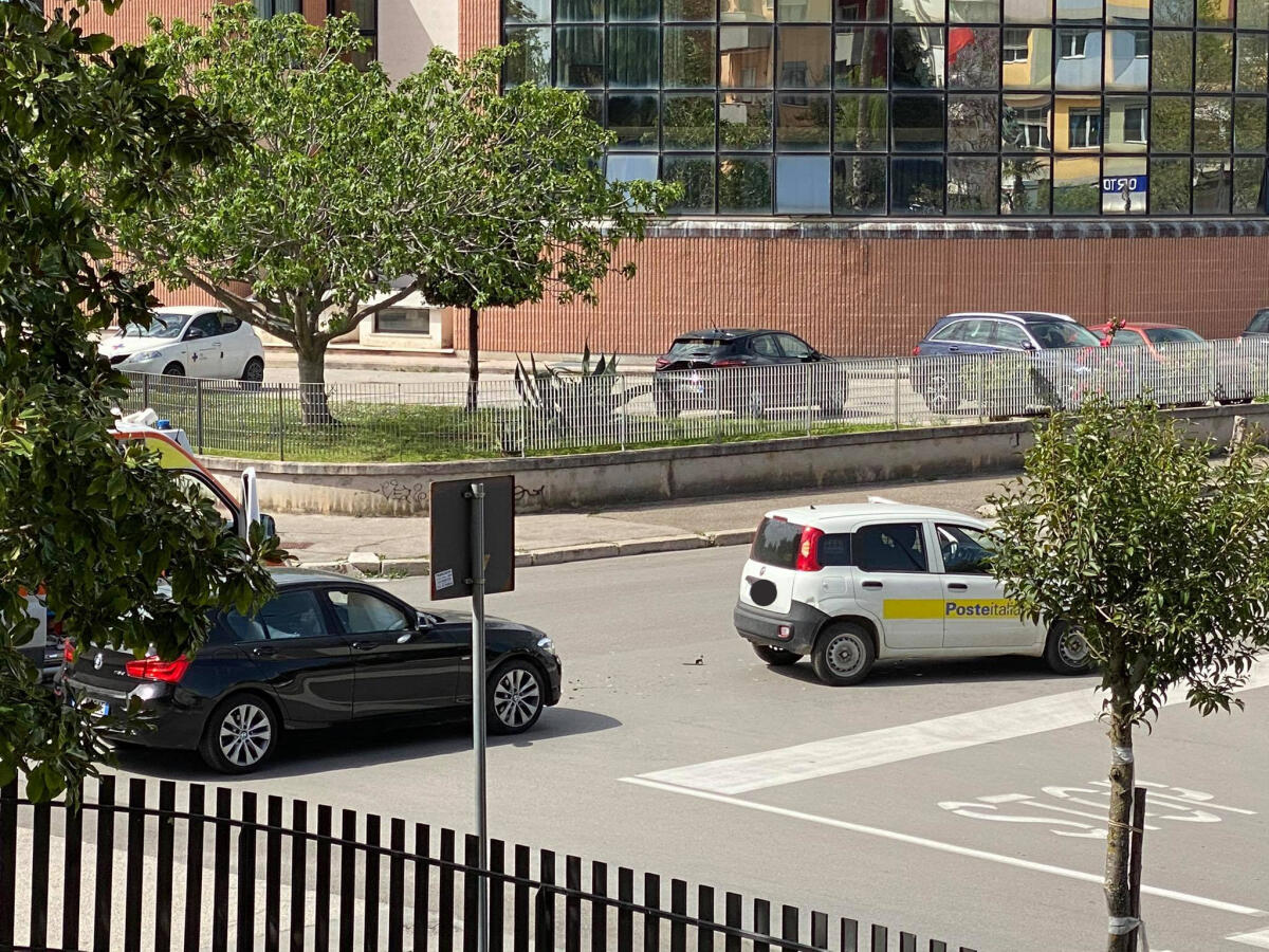 Aprilia, scontro tra due auto all'incrocio tra via Giustiniano e via dei Bersaglieri - 