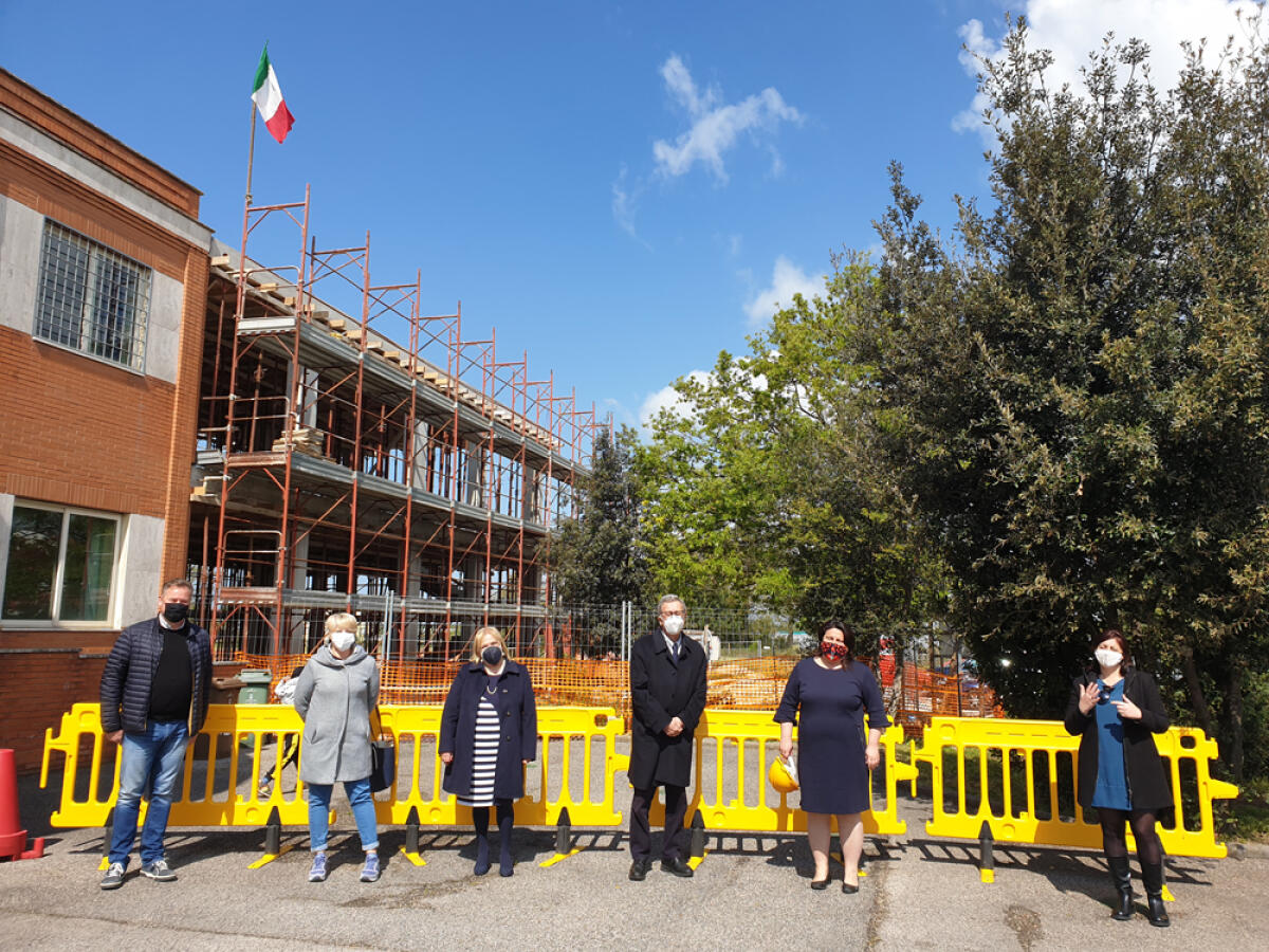 Scuola Primaria di borgo San Donato, sopralluogo in cantiere per il sindaco Gervasi e per i consiglieri Marino e Dapit - 