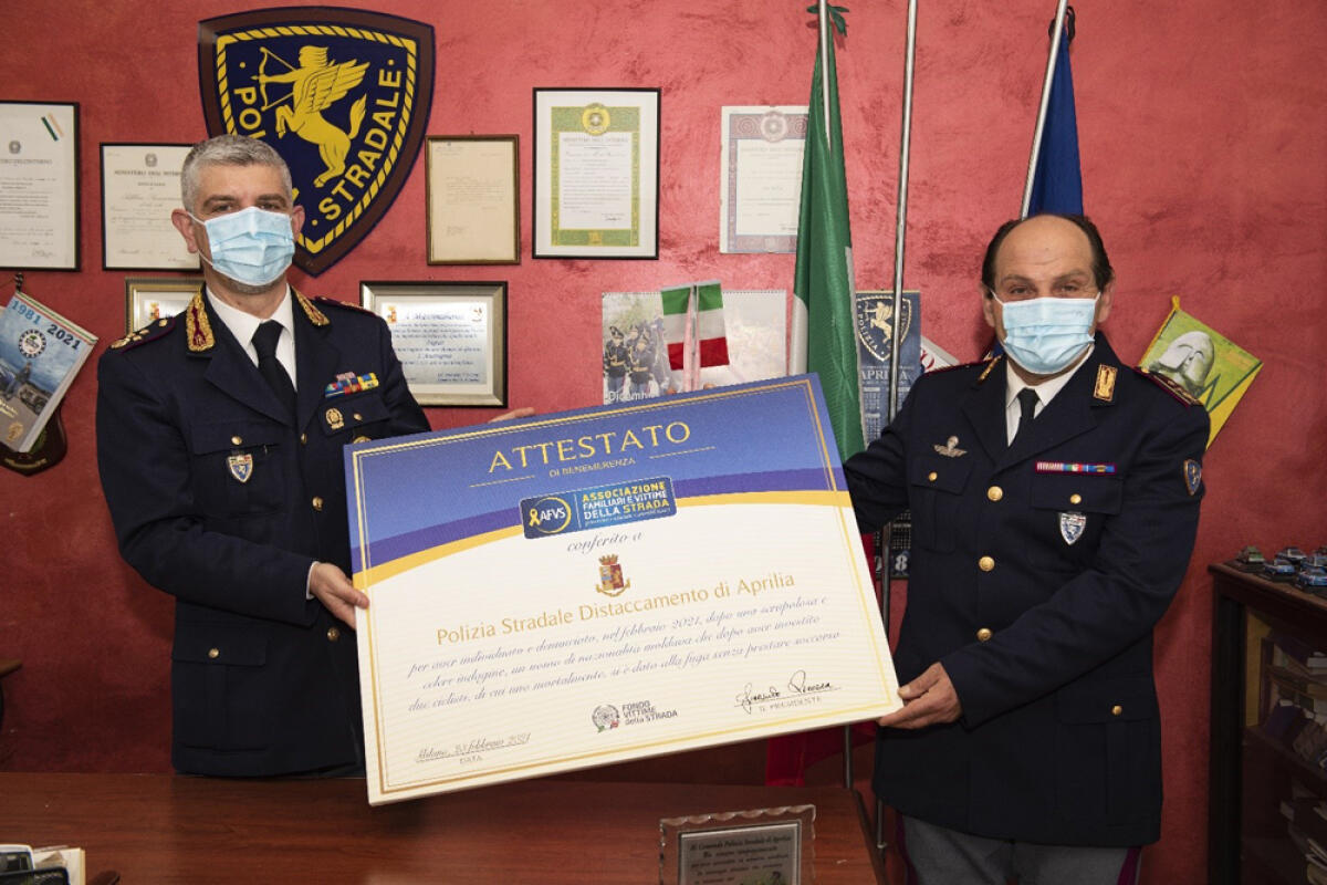 L’associazione “Familiari Vittime della Strada” premia il distaccamento della Polizia Stradale di Aprilia. - 