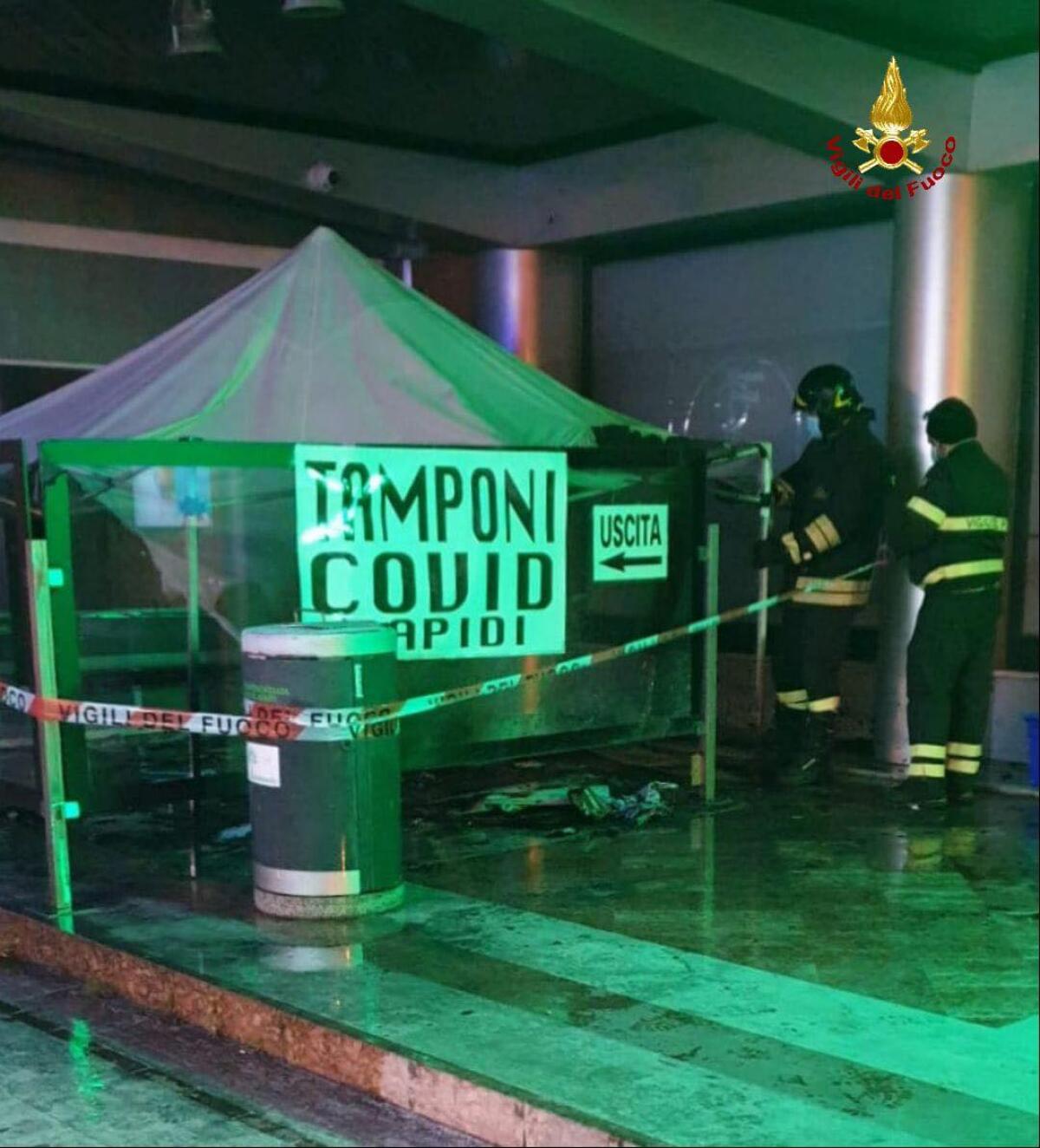 Incendio al gazebo per fare i tamponi, intervengono i vigili del fuoco di Latina - 