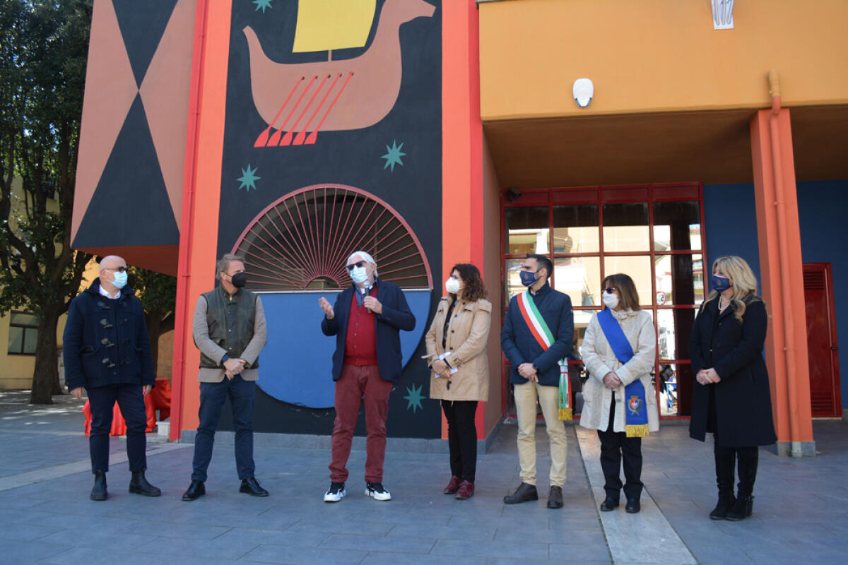 Inaugurato a Pomezia il grande murale "L’antiporta" dell’artista Agostino Iacurci - 