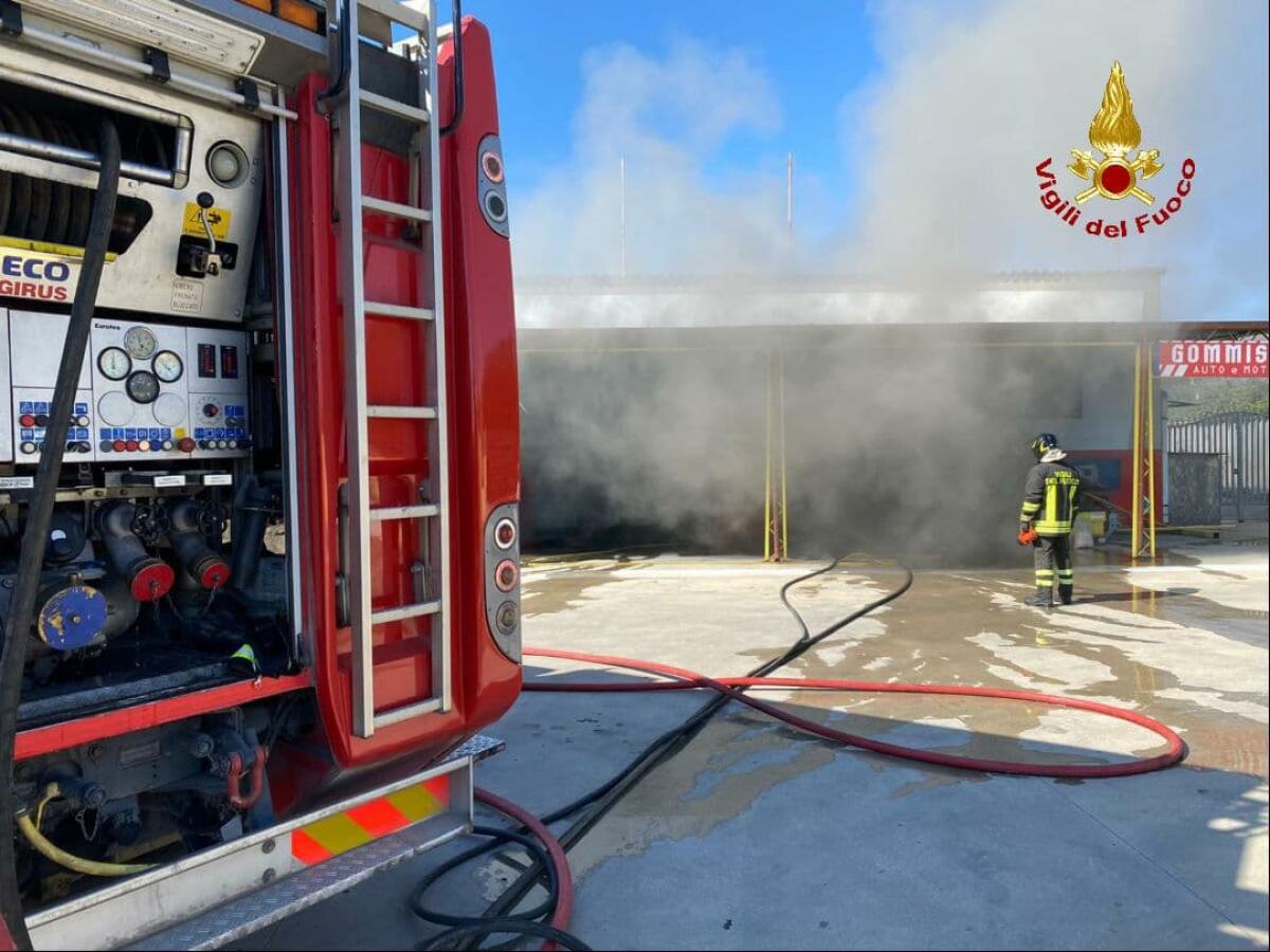 Auto in fiamme all’interno di un’officina in località La Cogna, ad Aprilia. - 