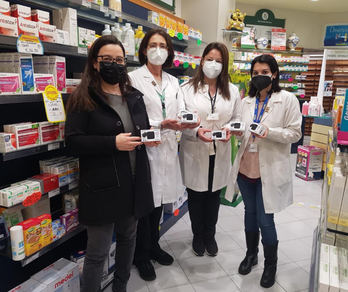 Il Comune di Aprilia consegna alle farmacie i 100 saturimetri da donare ai cittadini in difficoltà economica e affetti da Covid. - 
