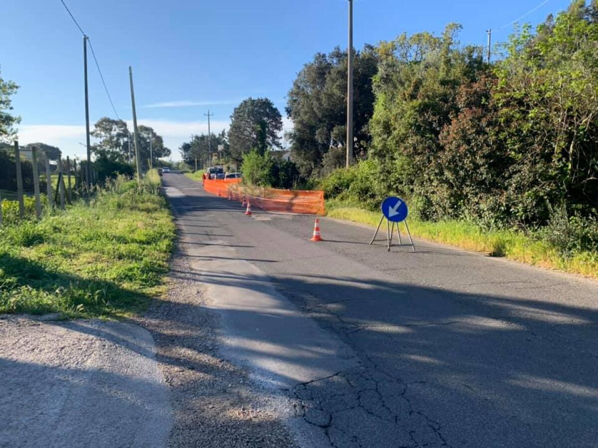 Aprilia - Via Riserva Nuova, crollo di un parapetto in corrispondenza di un ponte stradale. Comune istituisce senso unico - 