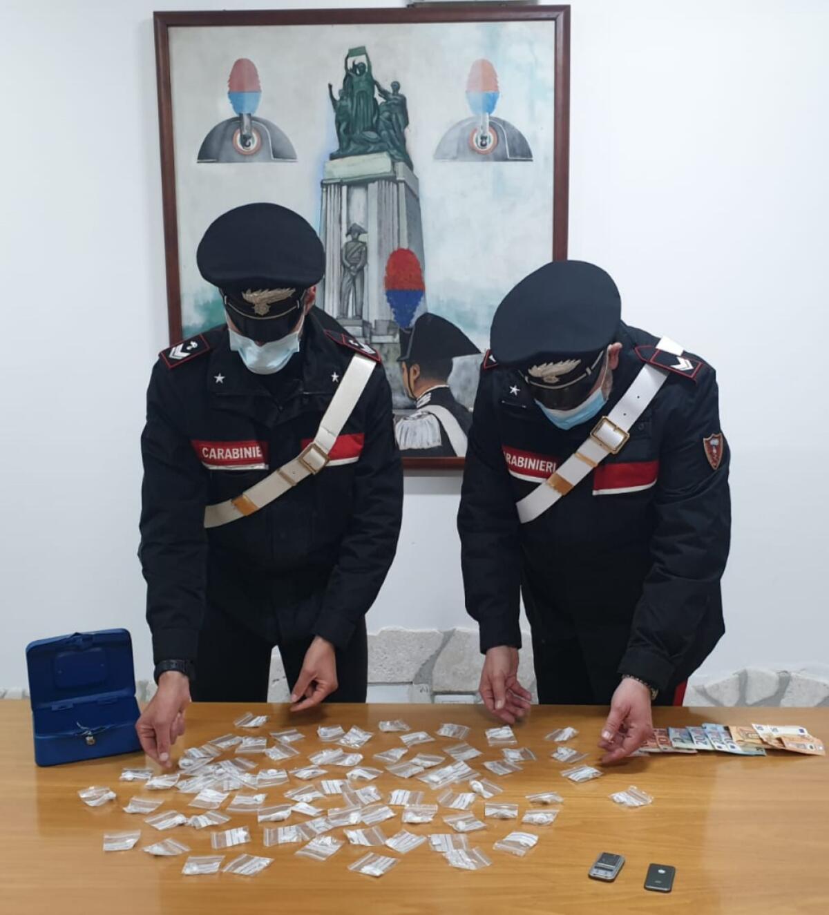 Hashish nascosto nel comodino della camera: i Carabinieri di Pomezia arrestano un 17enne. - 