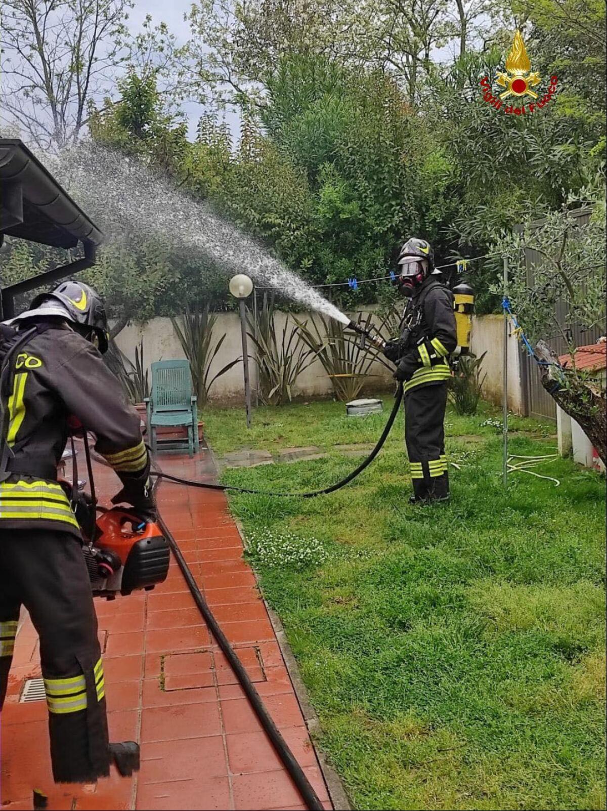 Fiamme in un appartamento a Sabaudia, intervengono i vigili del fuoco FOTO - 