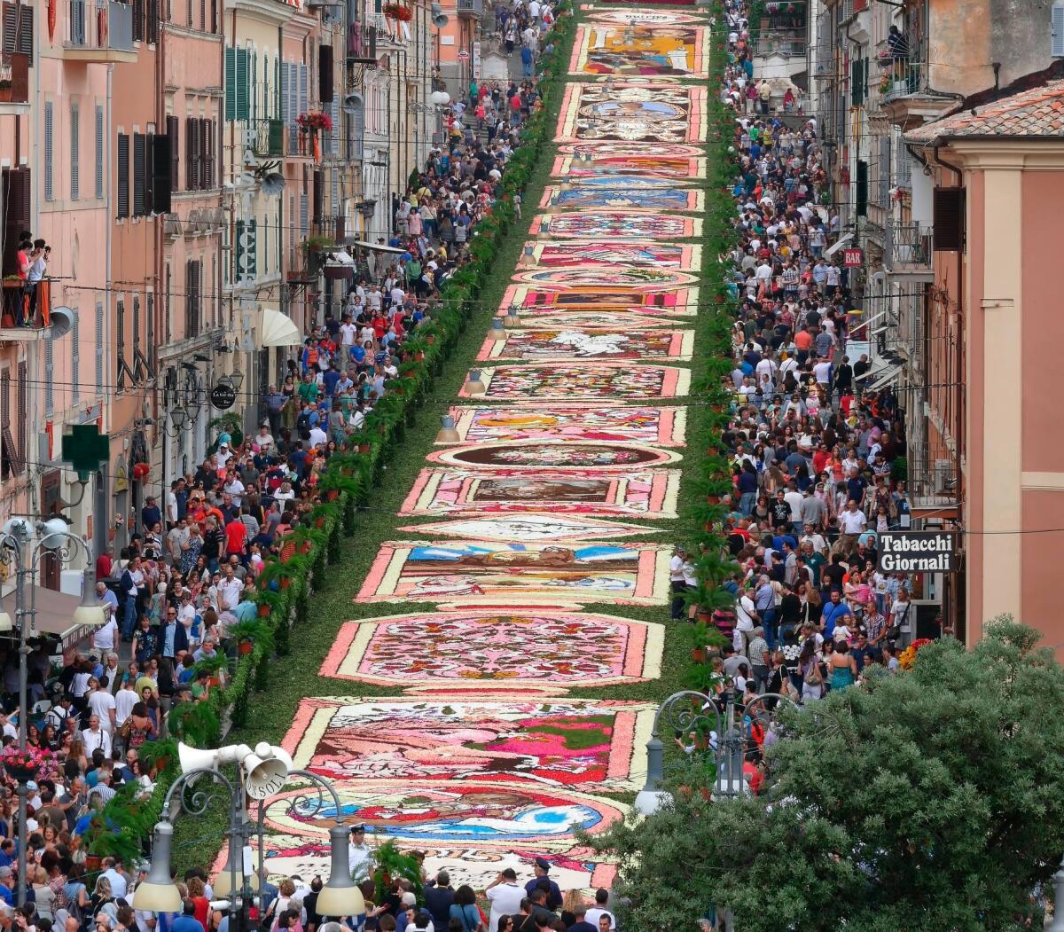 Infiorata di Genzano, aperto l'avviso per la selezione dei bozzetti delle nuove opere - 