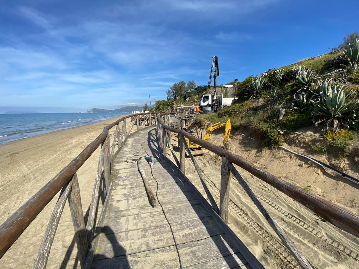 Accessi al mare: al via i lavori sul litorale di Fondi. - 