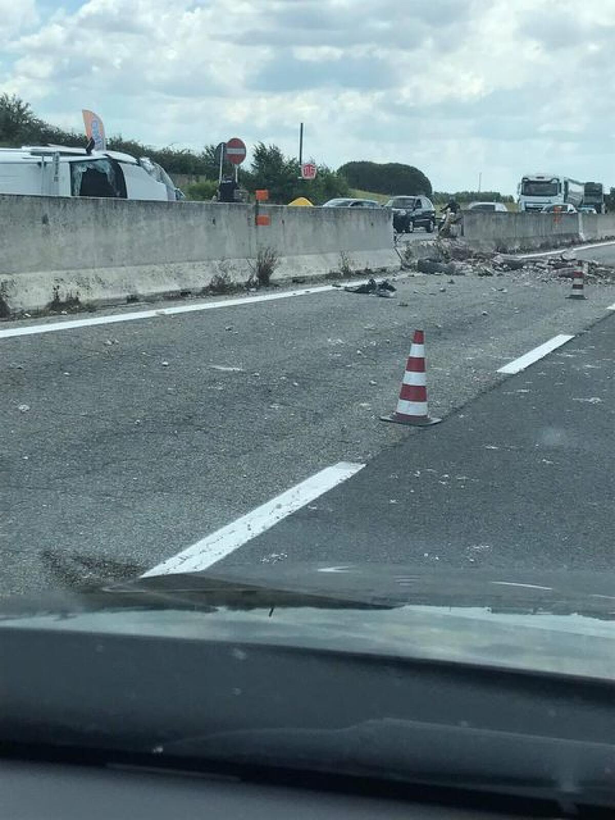 Brutto incidente stradale sulla Pontina, mezzo si ribalta. DISAGI al traffico - 